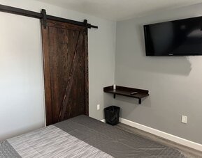 Cozy king room with TV at ERTH INN By AGA Bell Gardens.