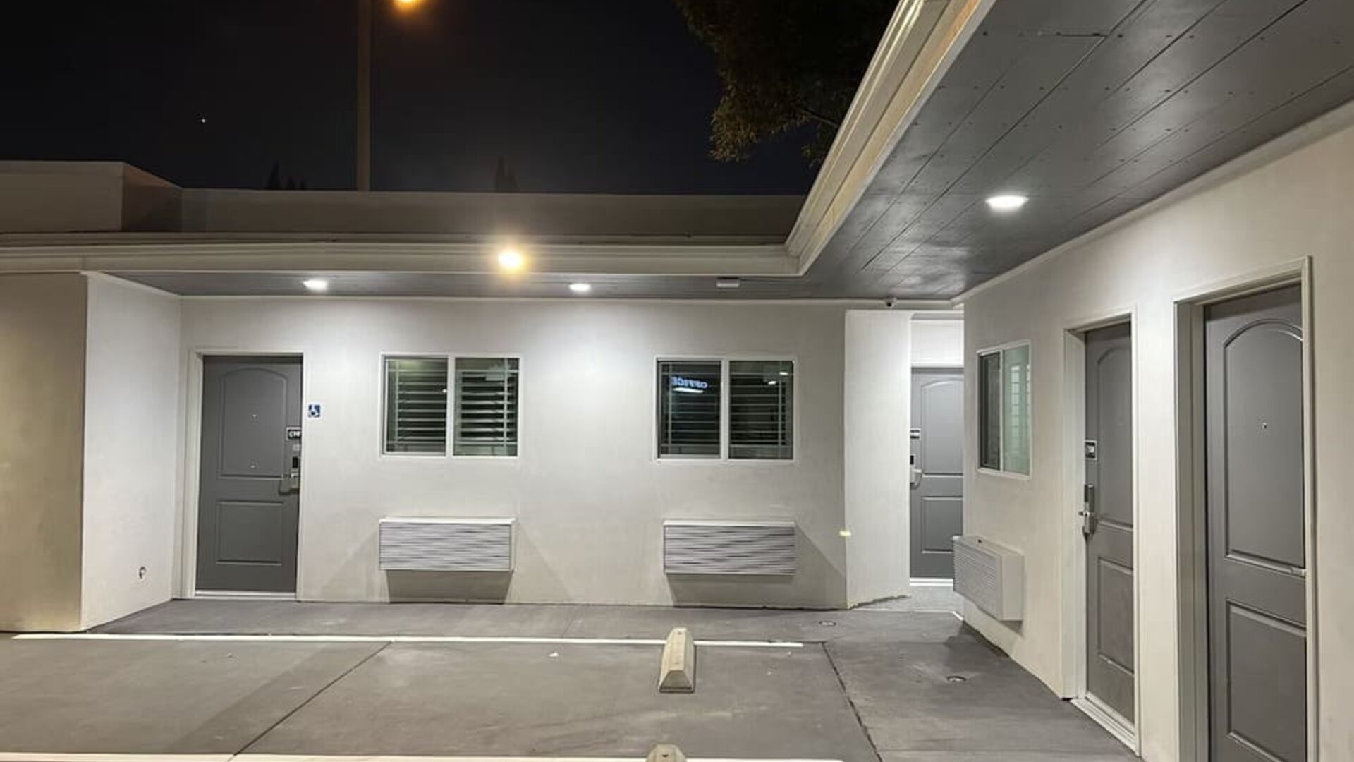 Motel exterior at ERTH INN By AGA Bell Gardens.