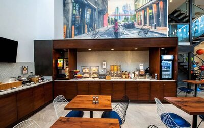 Dining area at Fairfield Inn & Suites New York Brooklyn.