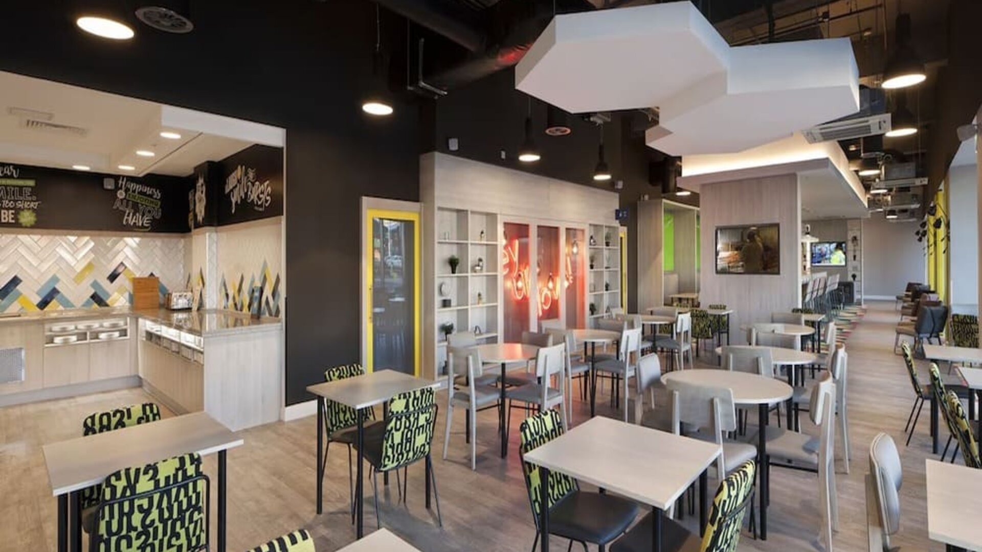 Dining area perfect for coworking at Hampton By Hilton Leeds City Centre.