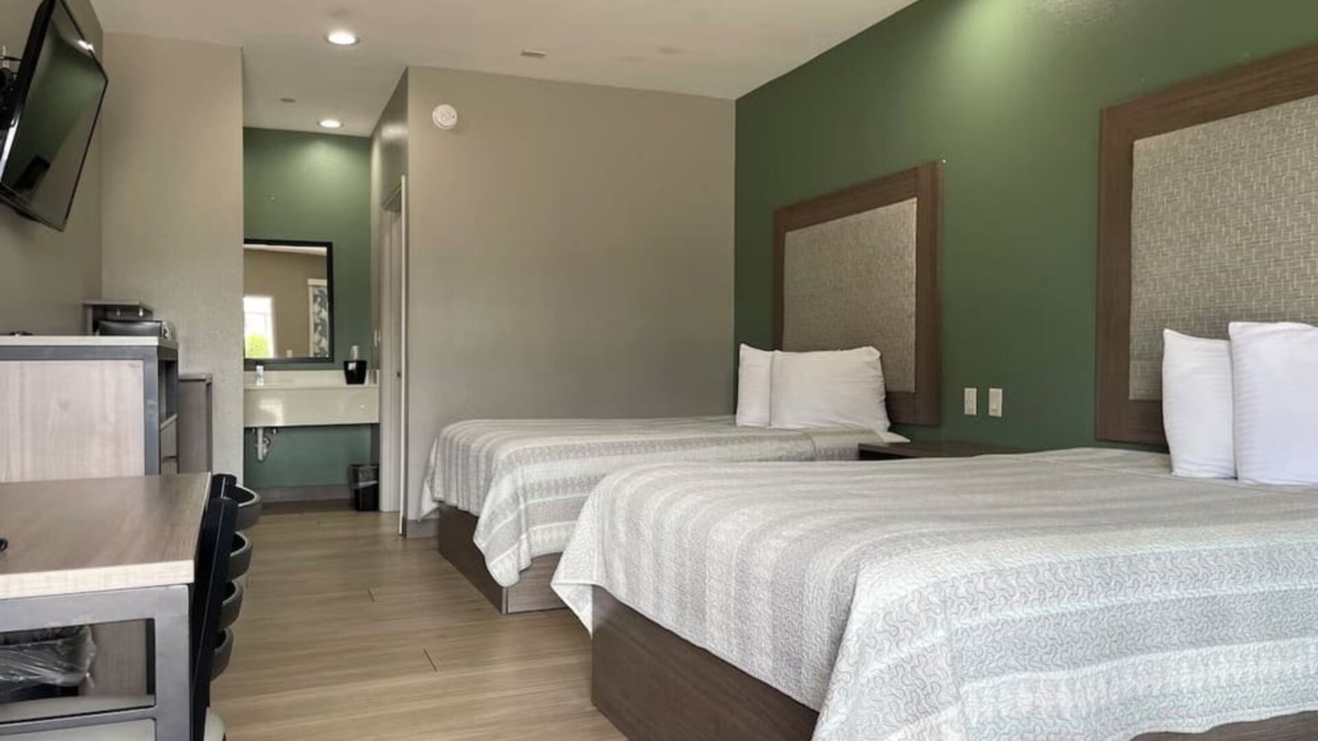 Day room with two queen beds at Express Inn - Richey.