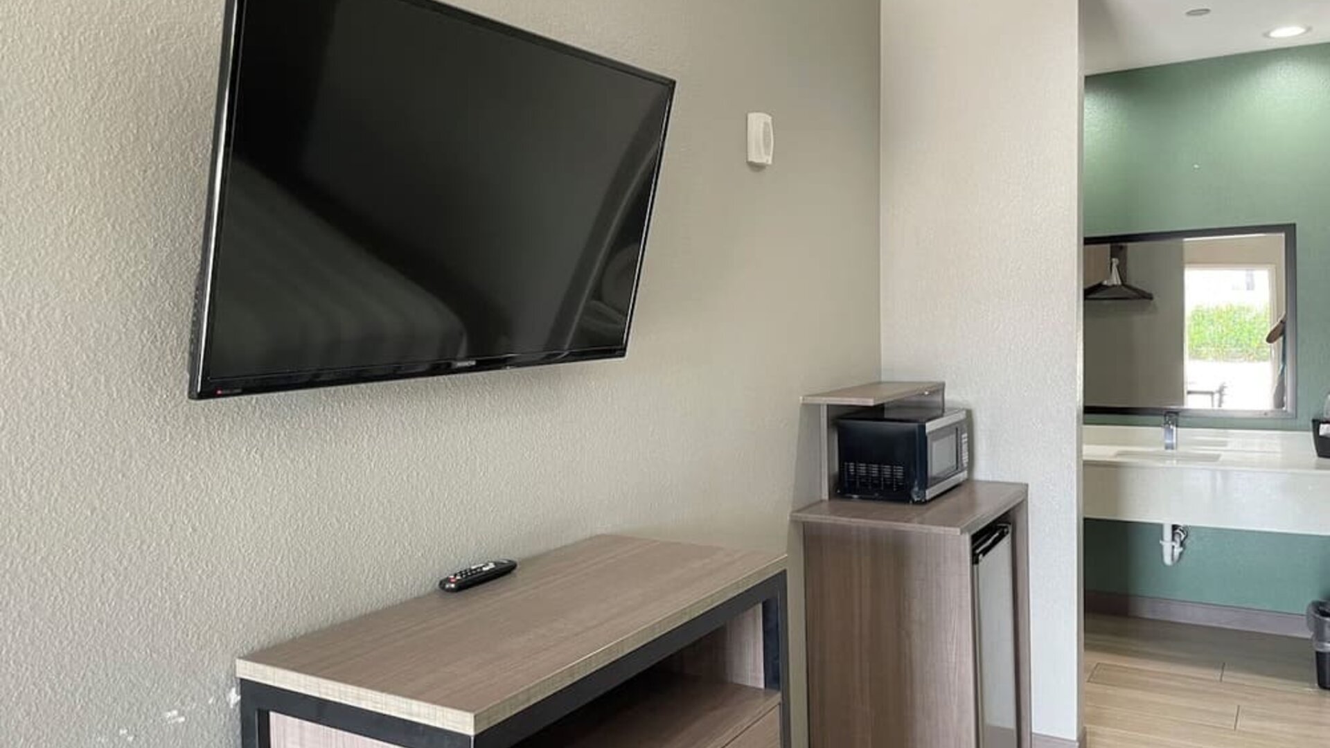 Day room with TV and private bathroom at Express Inn - Richey.