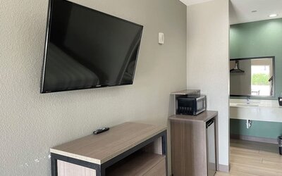 Day room with TV and private bathroom at Express Inn - Richey.