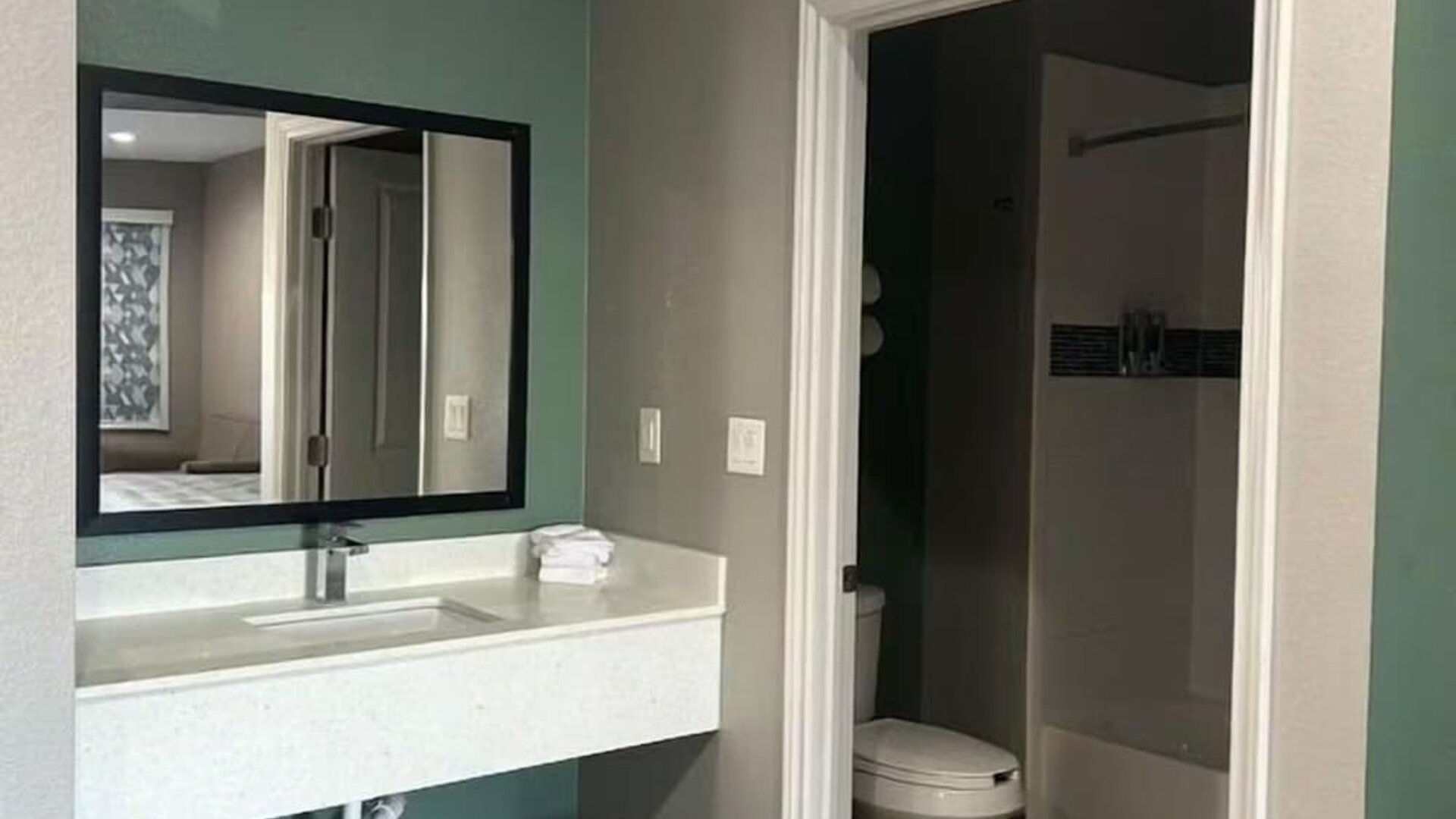 King room with private bathroom at Express Inn - Richey.