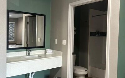 King room with private bathroom at Express Inn - Richey.