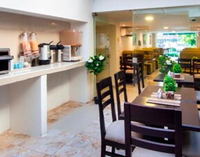 Hotel Avexi Suites By GEH Suites