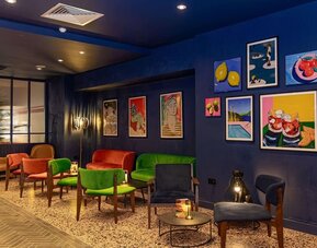 Dining area perfect for coworking at Hilton Cobham.