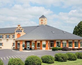 Parking and hotel exterior at Baymont By Wyndham Pella.