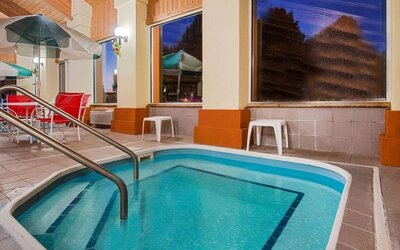 Jacuzzi spa at Baymont By Wyndham Pella.