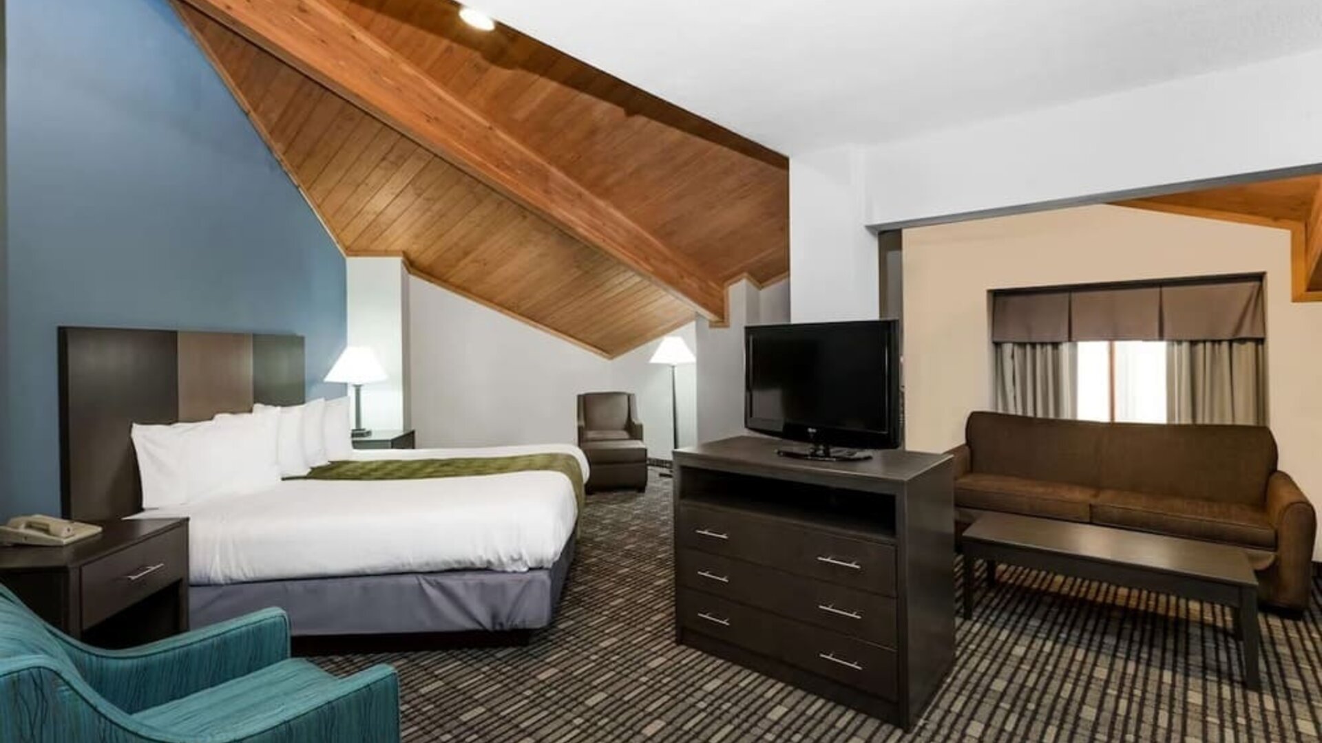 Day use room with TV at Baymont By Wyndham Pella.