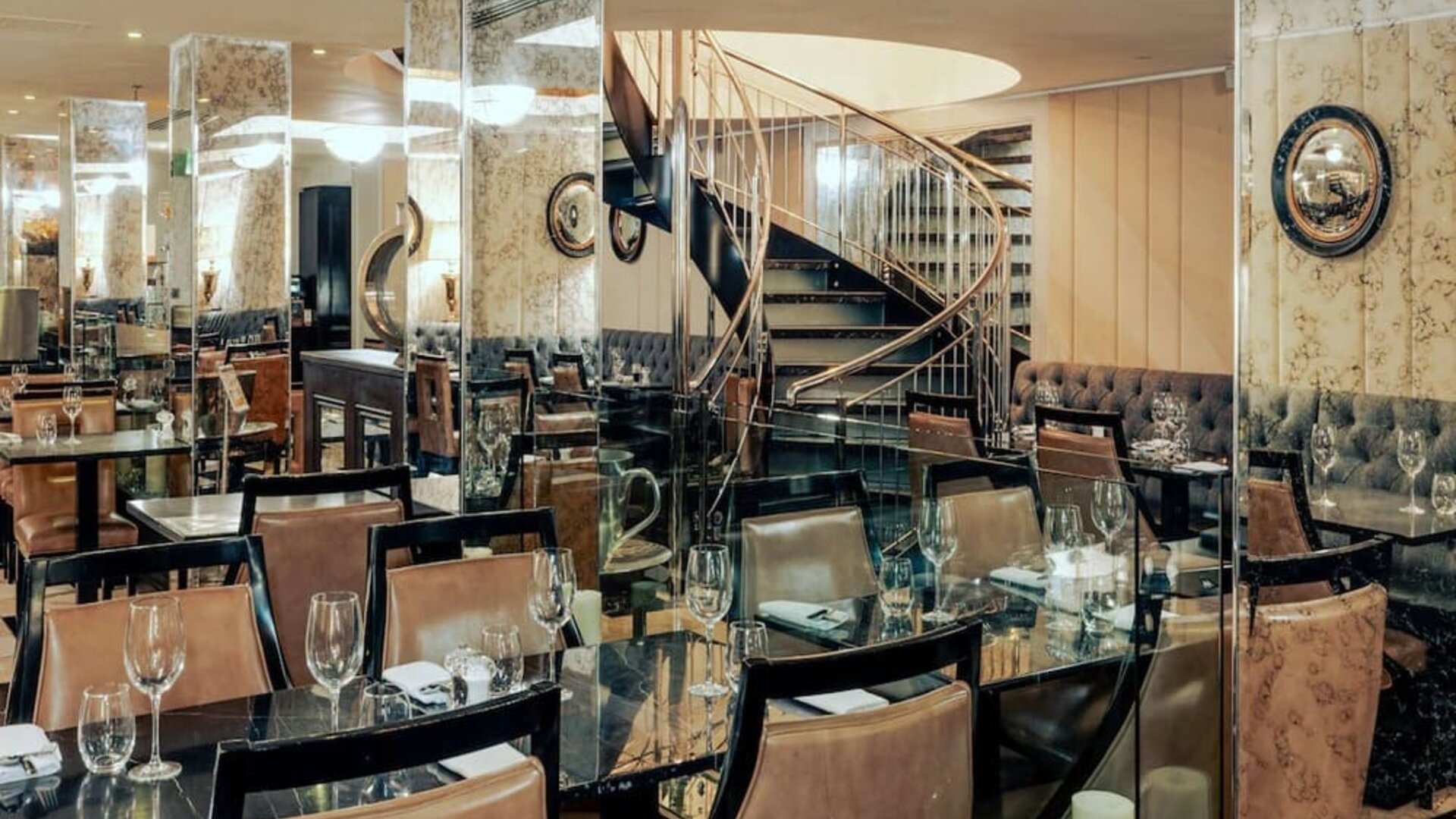 Dining area perfect for coworking at DoubleTree by Hilton London Greenwich.