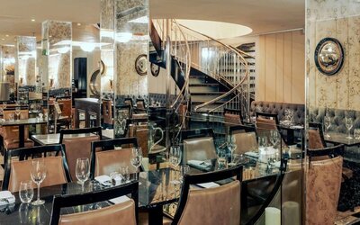 Dining area perfect for coworking at DoubleTree by Hilton London Greenwich.