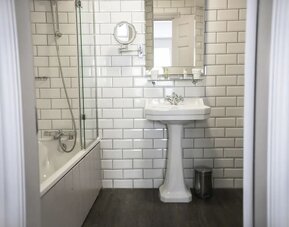 Guest bathroom with shower at DoubleTree By Hilton York.