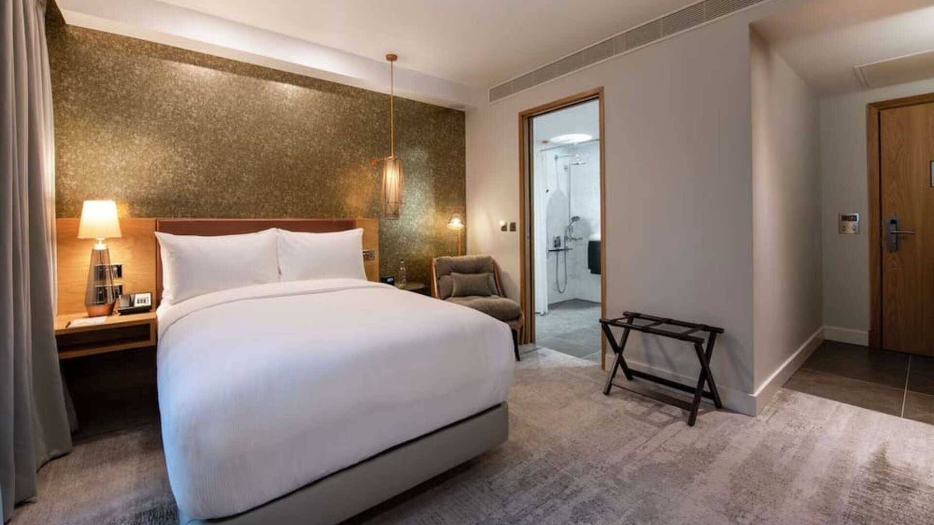 Spacious day use room at Lincoln Plaza London, Curio Collection By Hilton.