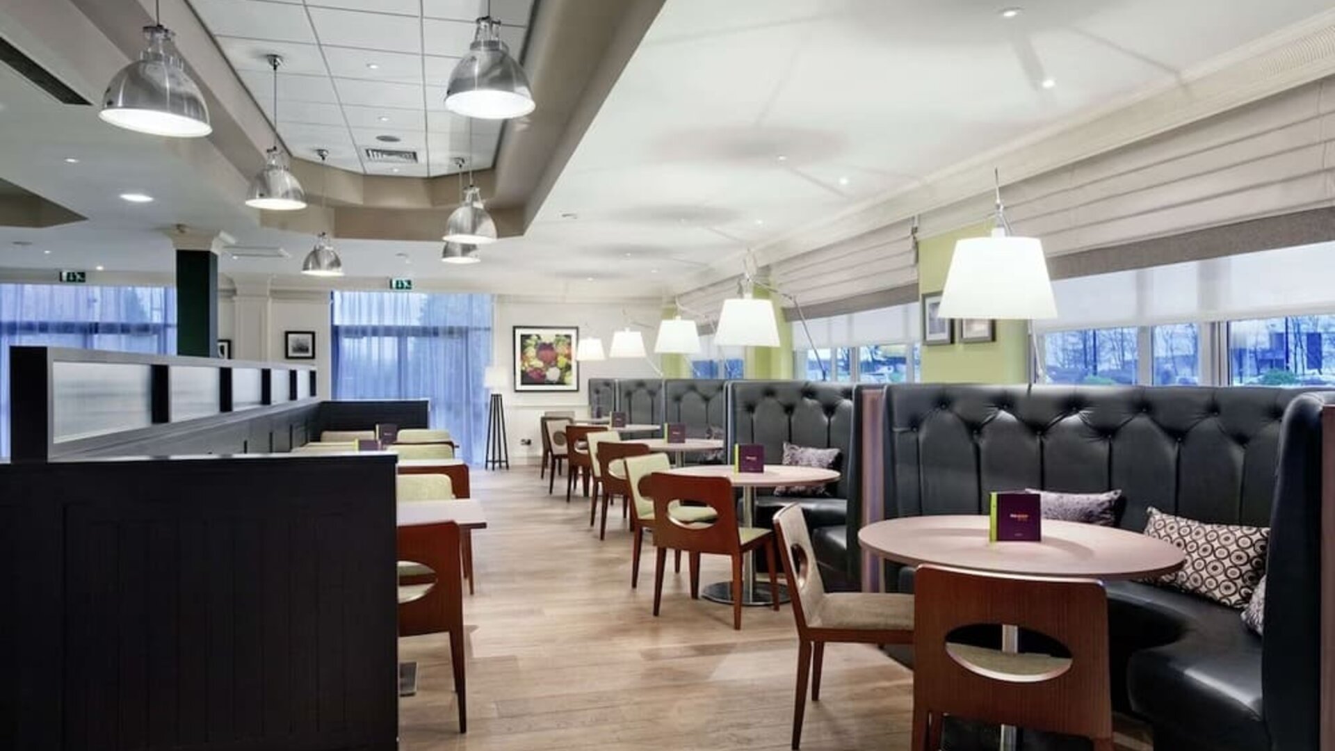 Dining area perfect for coworking at Doubletree by Hilton Glasgow Strathclyde.