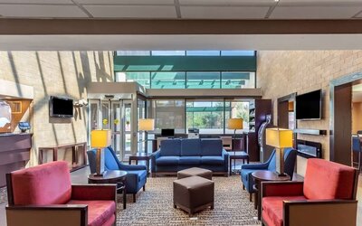 Lounge and lobby at Comfort Suites Oakbrook Terrace.