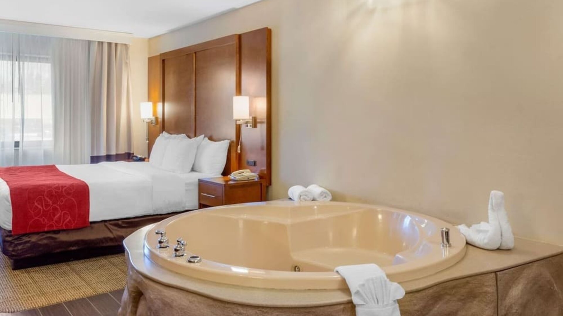 King room with jacuzzi at Comfort Suites Oakbrook Terrace.
