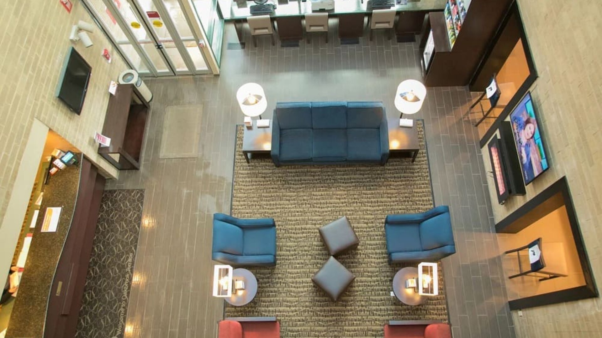 Lobby seating and lounge area at Comfort Suites Oakbrook Terrace.