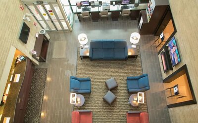 Lobby seating and lounge area at Comfort Suites Oakbrook Terrace.