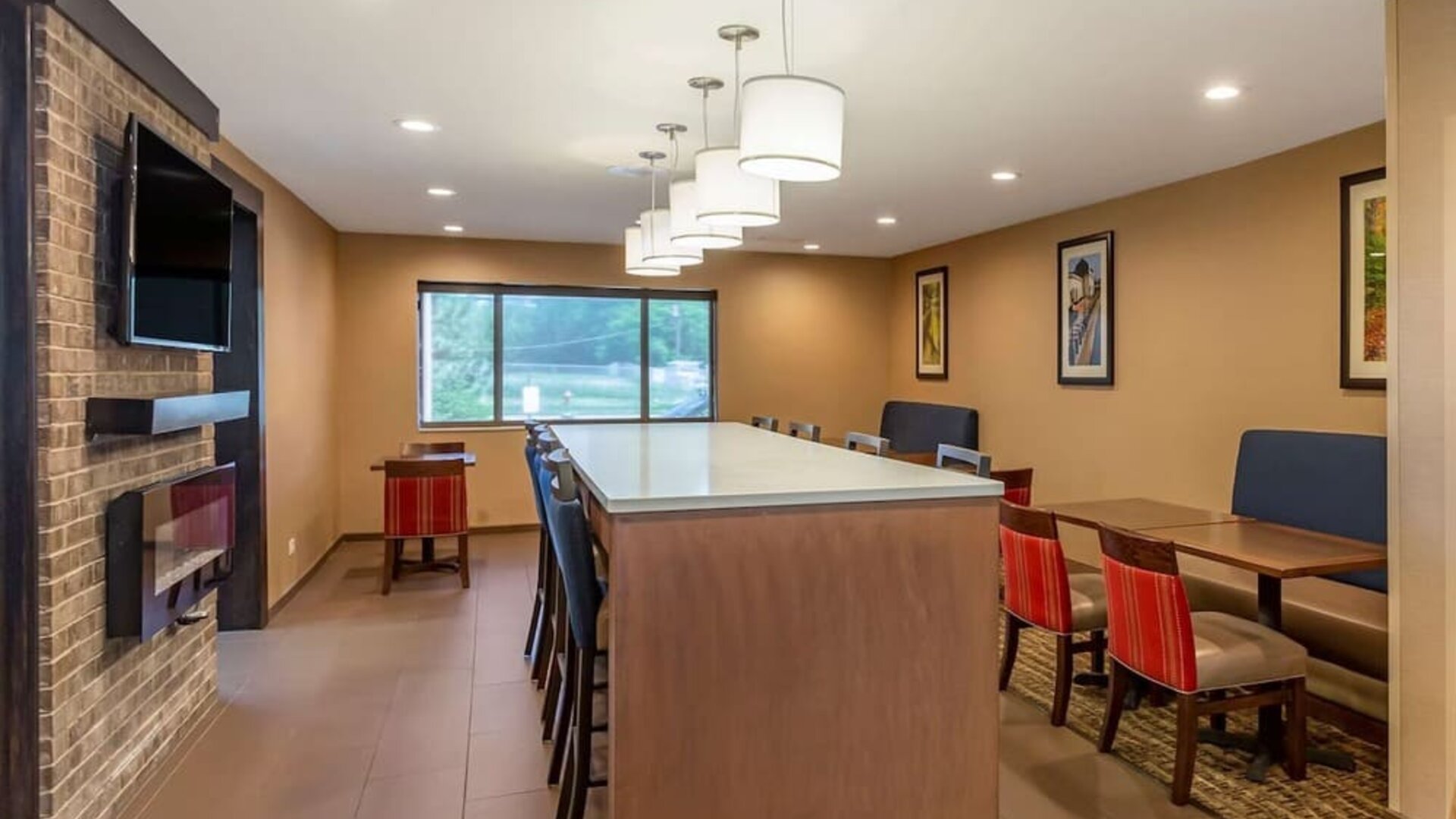 Bar and lounge at Comfort Suites Oakbrook Terrace.