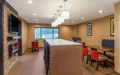 Bar and lounge at Comfort Suites Oakbrook Terrace.