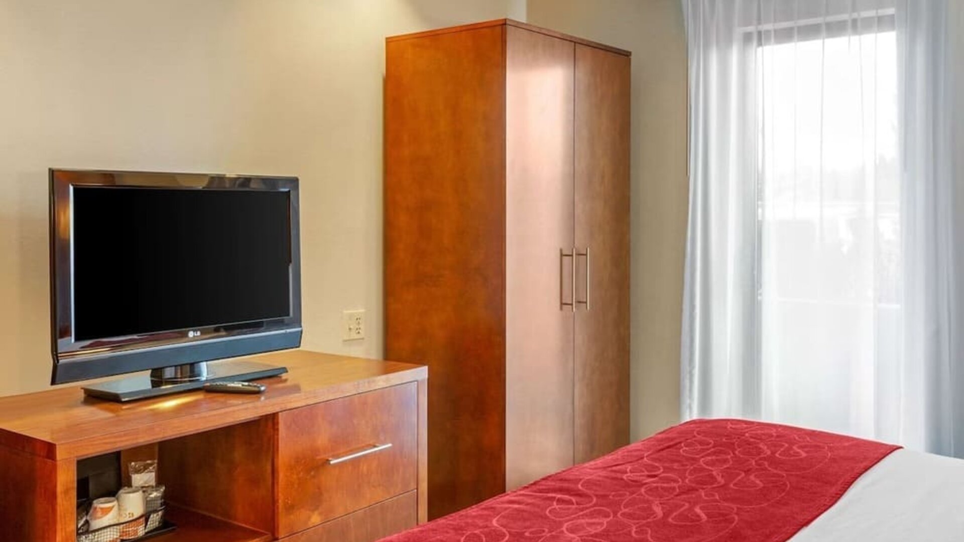 King room with TV at Comfort Suites Oakbrook Terrace.