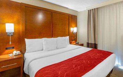 Romantic king room at Comfort Suites Oakbrook Terrace.