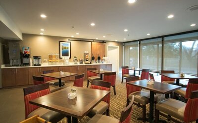 Dining room at Comfort Suites Oakbrook Terrace.