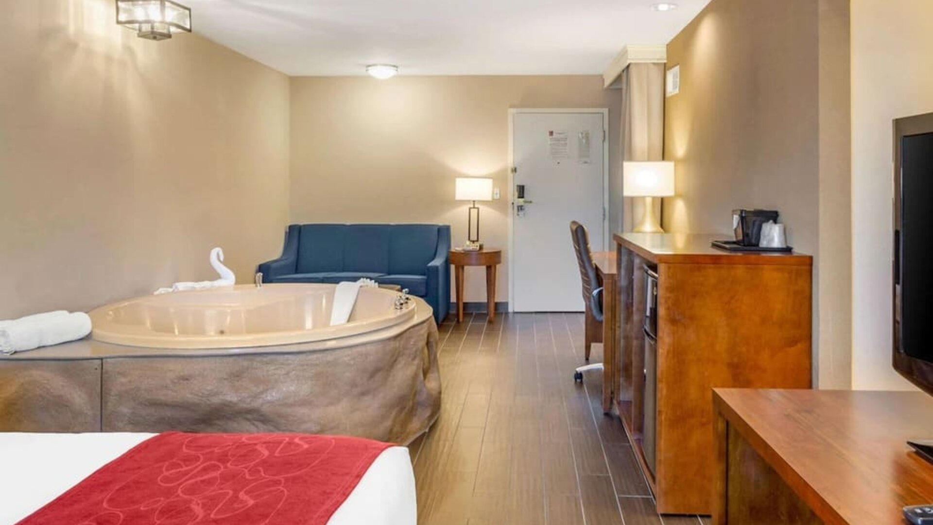 Hotel room with jacuzzi at Comfort Suites Oakbrook Terrace.