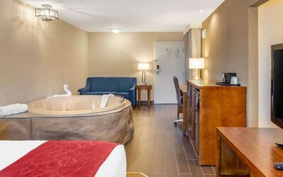 Hotel room with jacuzzi at Comfort Suites Oakbrook Terrace.