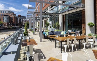 Alfresco dining perfect for coworking at DoubleTree By Hilton Leeds City Centre.