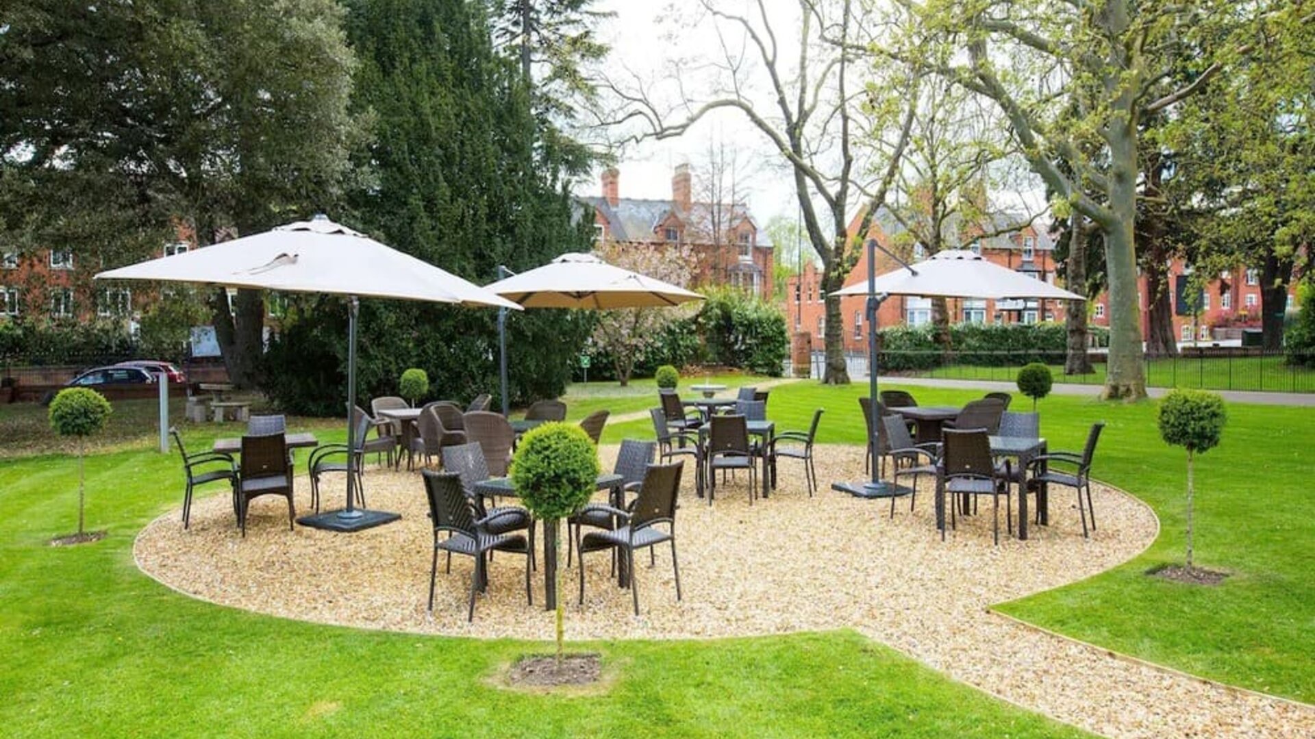 Lovely outdoor garden perfect for coworking at DoubleTree By Hilton Stratford-upon-Avon.
