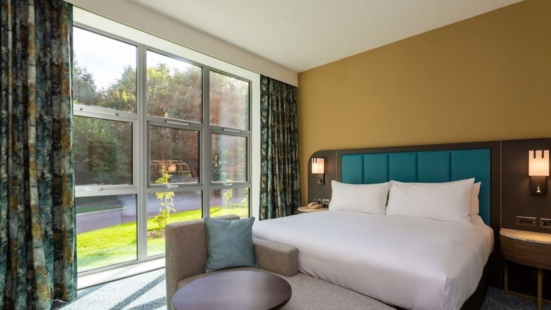 Day use room with natural light at DoubleTree By Hilton Nottingham - Gateway.