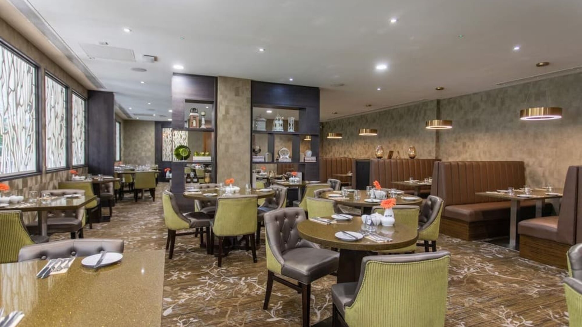 Dining area perfect for coworking at DoubleTree By Hilton Nottingham - Gateway.