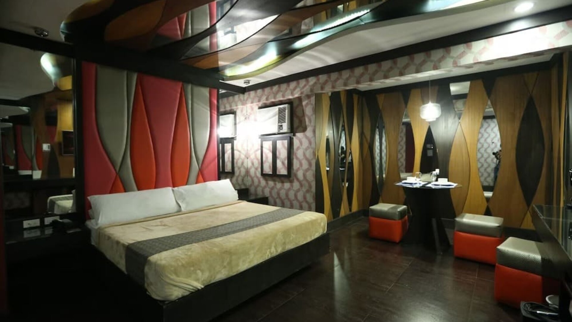 Cozy king room at Victoria Court Canley - Pasig.