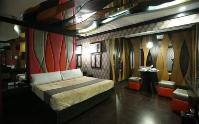 Cozy king room at Victoria Court Canley - Pasig.