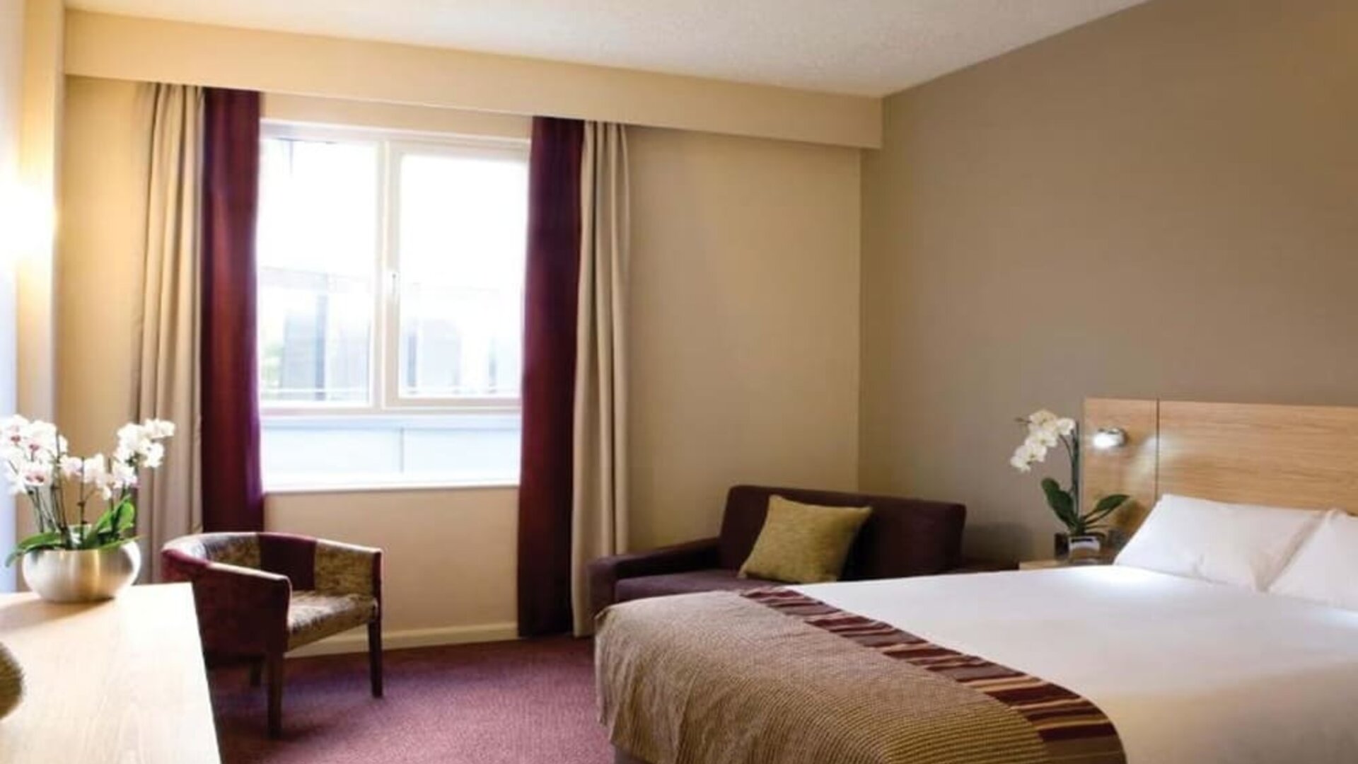 Day use room with natural light at Leonardo Hotel Aberdeen.