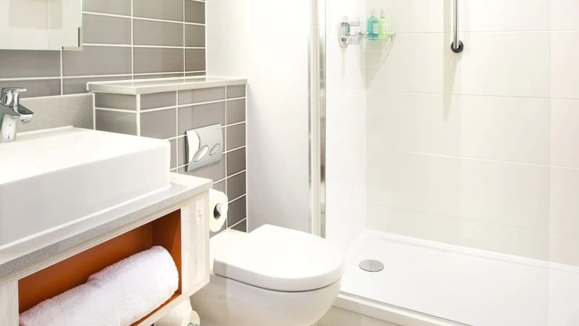 Guest bathroom with shower at Leonardo Hotel Belfast.
