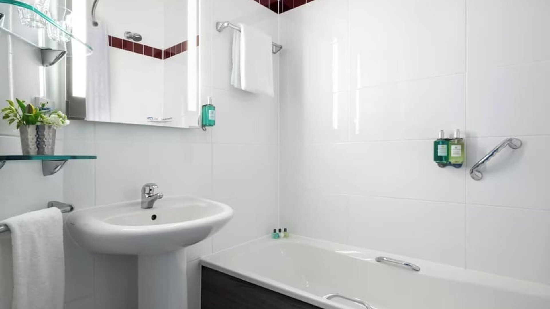 Guest bathroom with shower at Leonardo Hotel Brighton.
