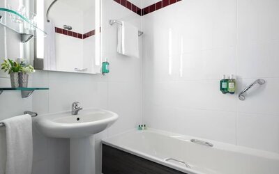 Guest bathroom with shower at Leonardo Hotel Brighton.