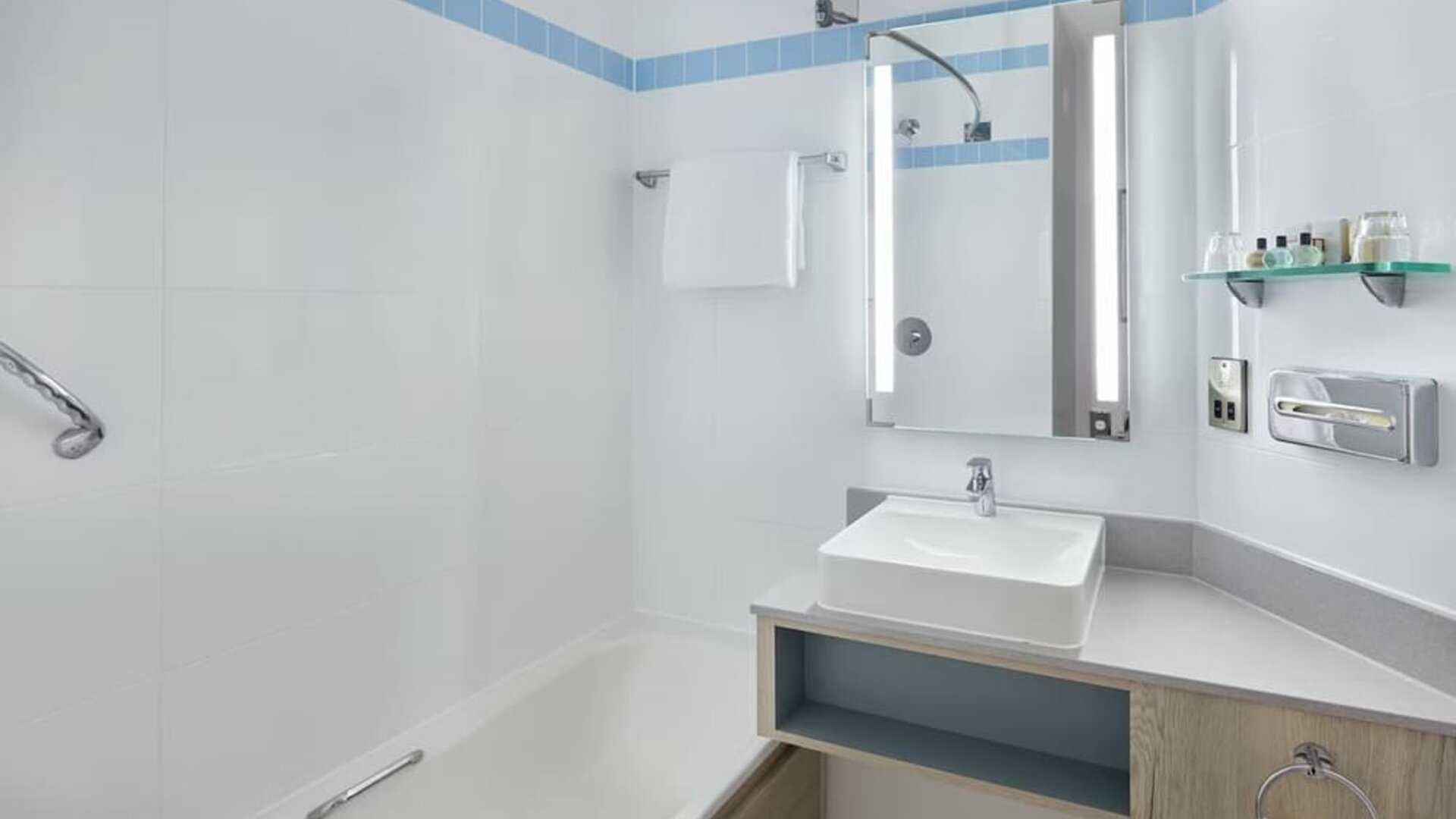 Guest bathroom with shower at Leonardo Hotel London Croydon.