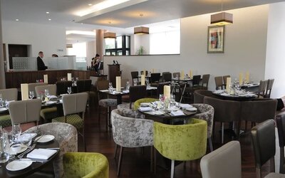 Dining area perfect for coworking at Leonardo Hotel Derby.