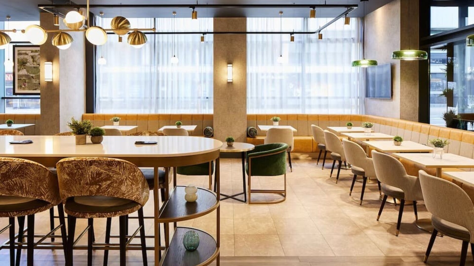 Dining area perfect for coworking at Leonardo Royal Hotel Glasgow.