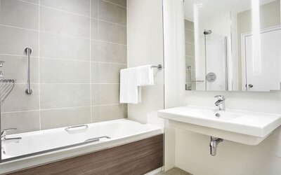 Guest bathroom with shower and tub at Leonardo Hotel And Conference Venue Hinckley Island.