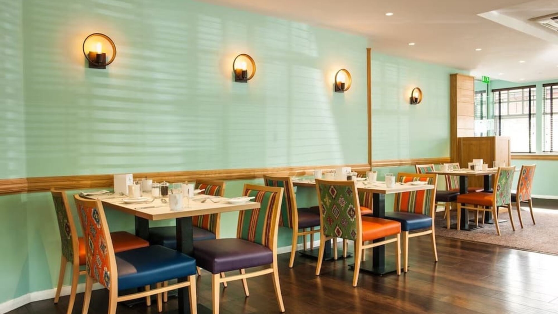 Dining area perfect for coworking at Leonardo Inn Aberdeen Airport.
