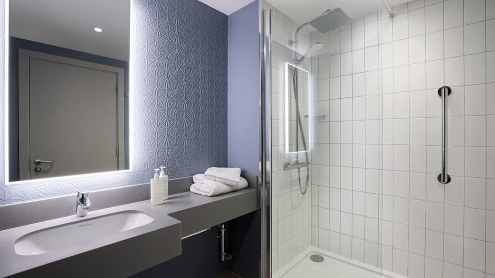 Guest bathroom with shower at Leonardo Hotel Bristol City.
