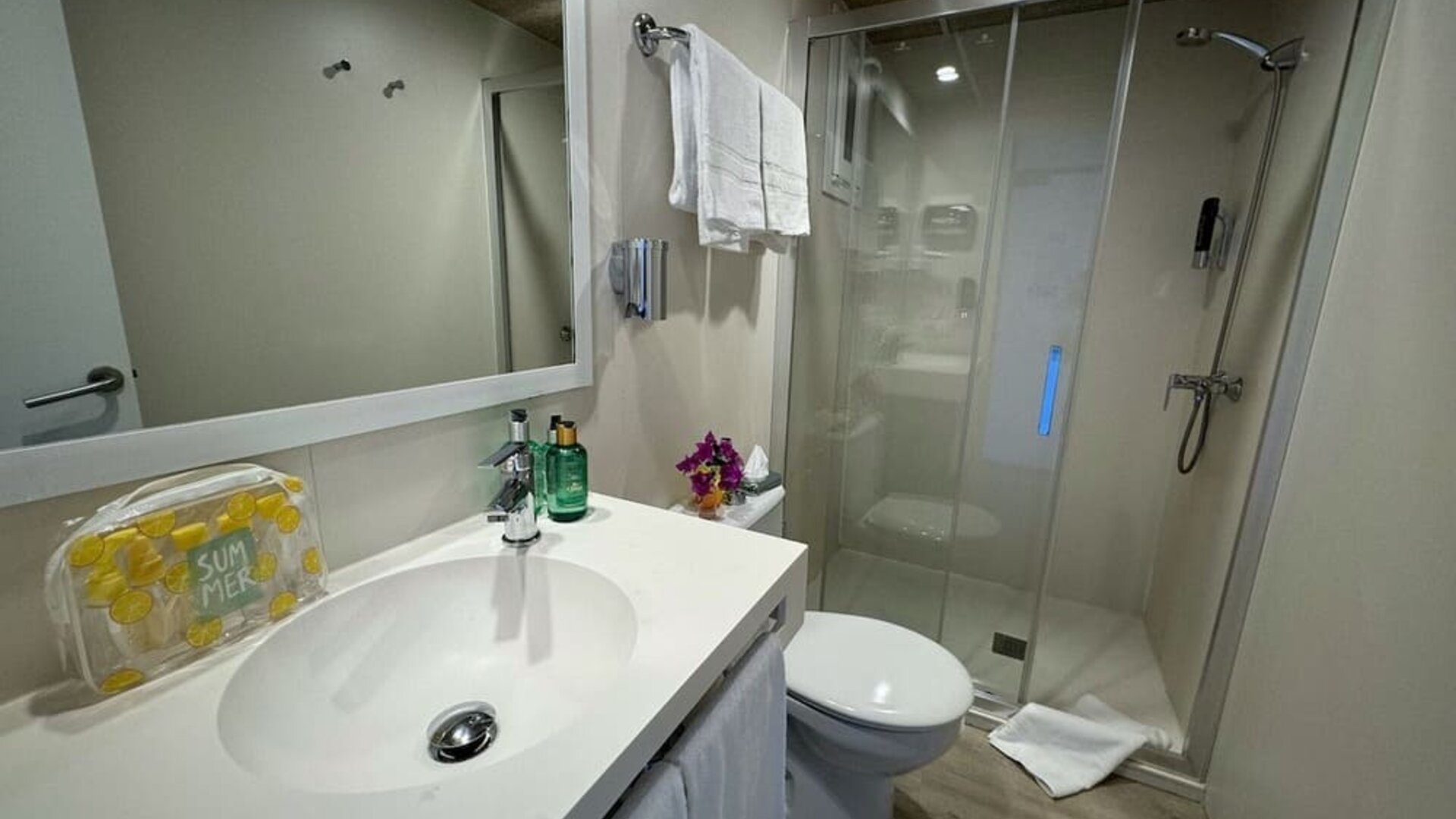 Guest bathroom at INN Mallorca Aparthotel.