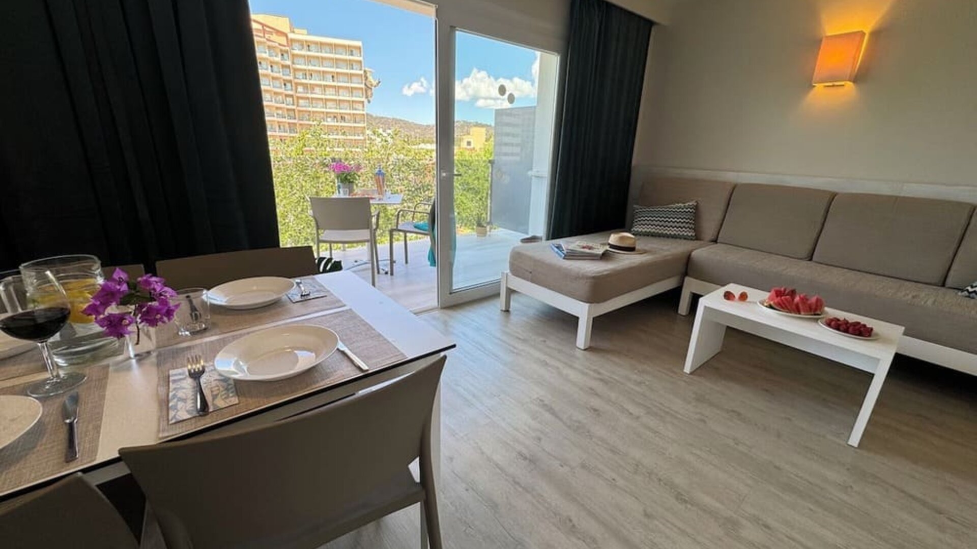 Lounge and terrace at INN Mallorca Aparthotel.