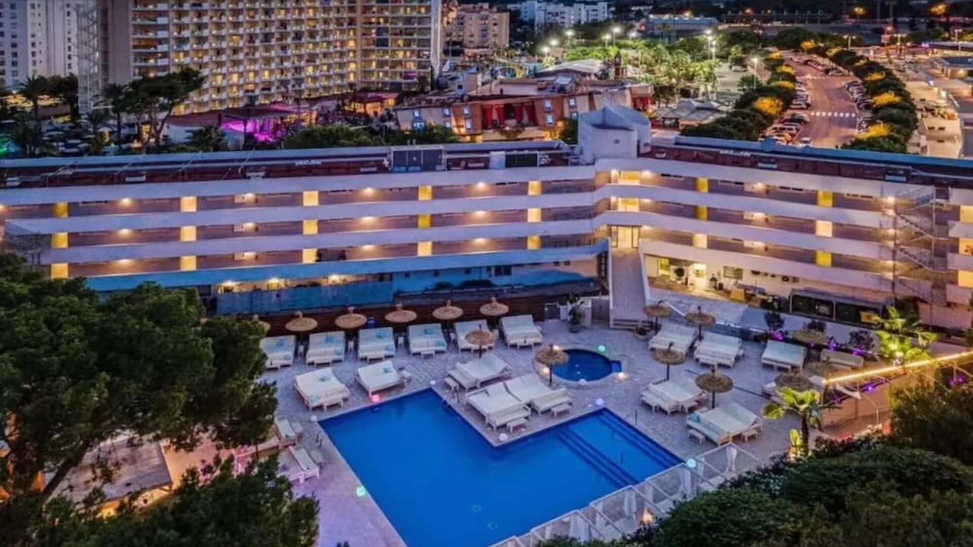 Hotel exterior with pool at INN Mallorca Aparthotel.