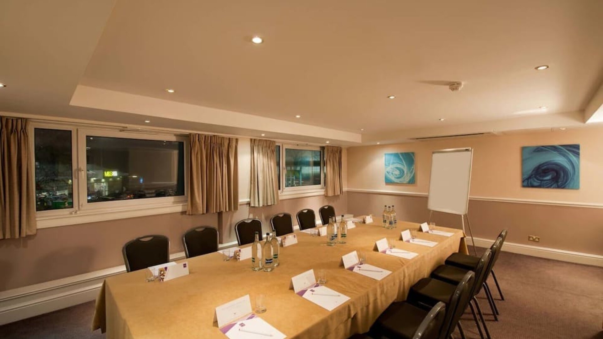 Meeting room at Leonardo Inn Glasgow West End. 